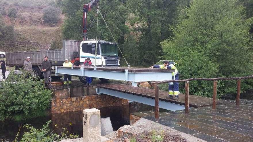 Montaje del puente móvil para la romería del domingo en la frontera.