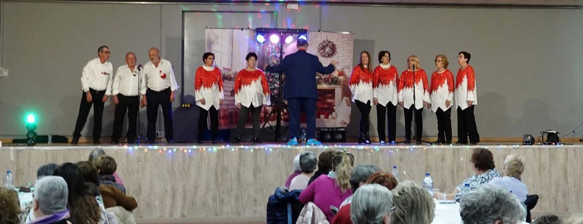 El Festival Navideño de la Asociación Coral de Lumpiaque, con entrada libre, llenó de música el pabellón municipal. | SERVICIO ESPECIAL