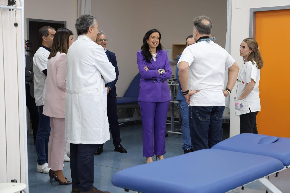 García Espada conversa con el servicio de fisioterapia.
