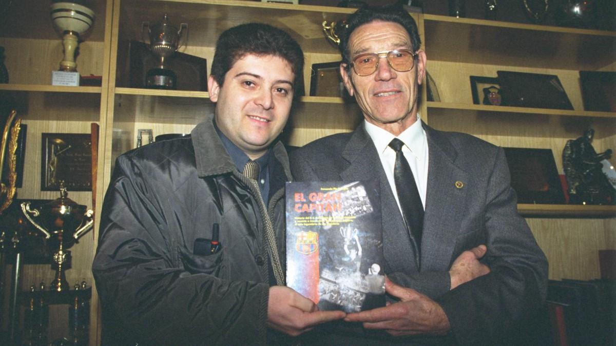 Joan Segarra posa con el autor del libro 'El gran capitán'