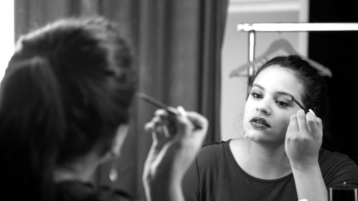 Rosalía es maquilla abans de l’espectacle ‘Rumba Surreal’, homenatge a Maruja Garrido, dins del Festival Ciutat Flamenco, l’any 2014 al Mercat de les Flors