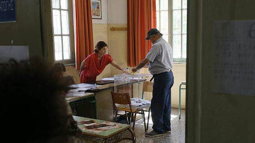 Las urnas abren en Grecia para decidir el futuro del rescate europeo