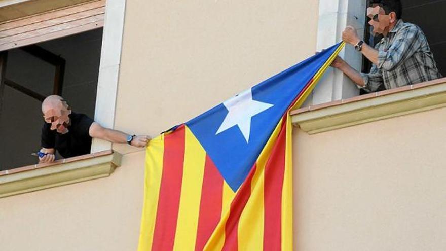 Els Mossos d&#039;Esquadra despenjant l&#039;estelada de Navàs el maig passat