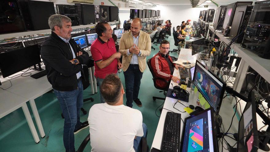 Visita de Fernando Clavijo a las nuevas instalaciones de 3 Doubles Producciones