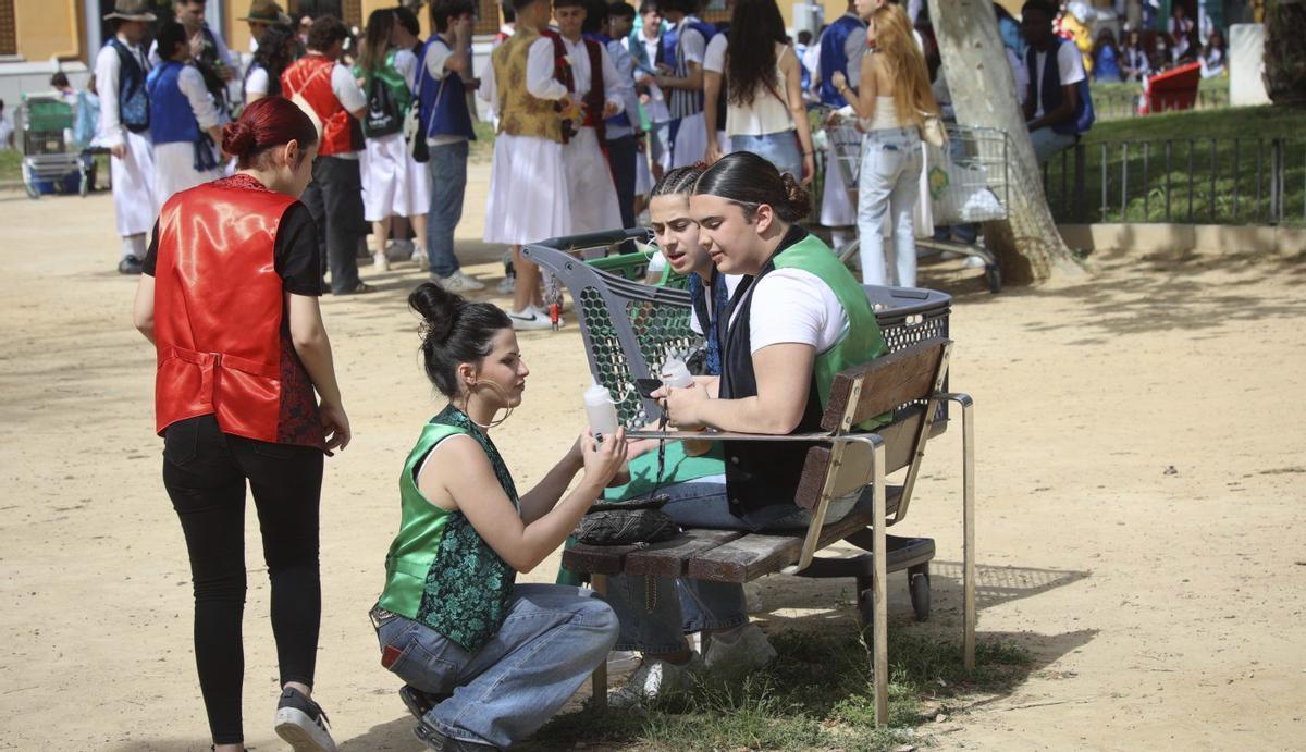 Unos jóvenes sacan unos  vasos de plástico en la Merced. | JUAN CARLOS CAVAL