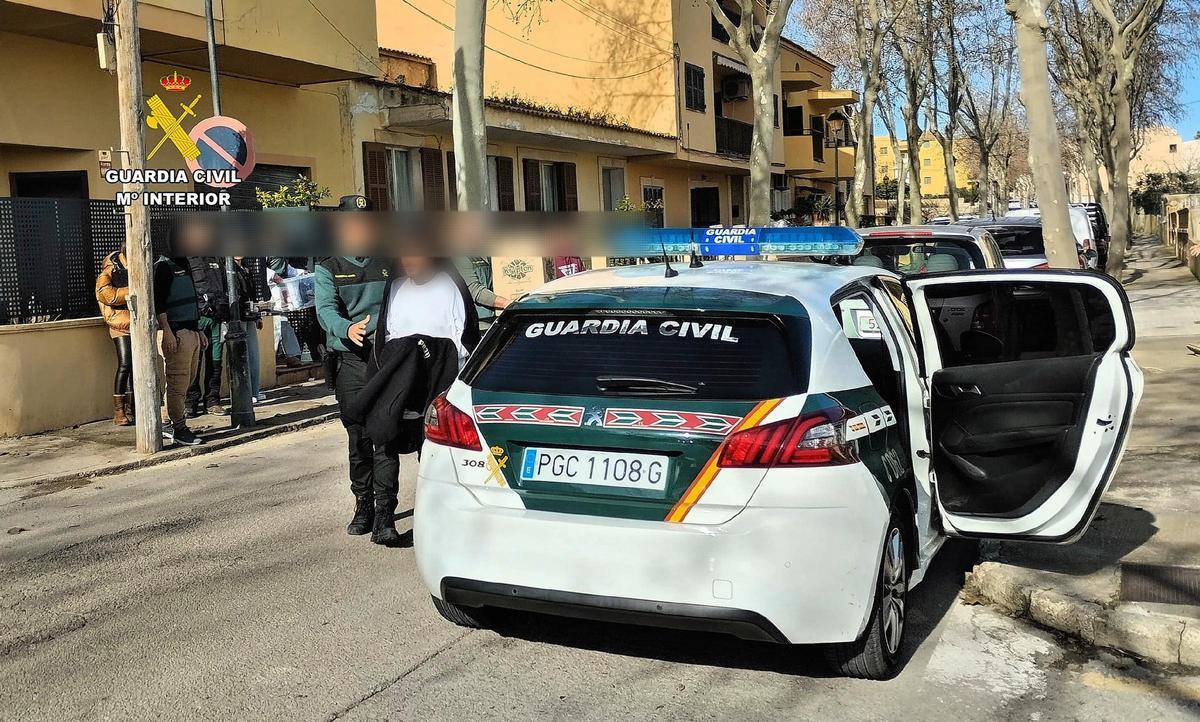 Agentes de la Guardia Civil trasladan a uno de los sospechosos.