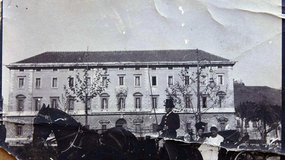 En la foto, una probable familiar del ingeniero pasea en coche de caballos junto al naciente Parque de Málaga, a la altura del Palacio de la Aduana, en compañía de una cuidadora que sostiene en sus brazos un bebé.