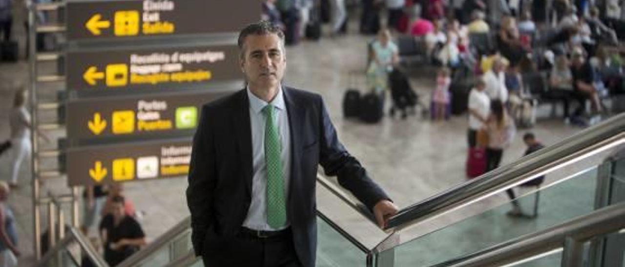 Tomás Melgar en las escaleras que llevan a la sala VIP del aeropuerto.