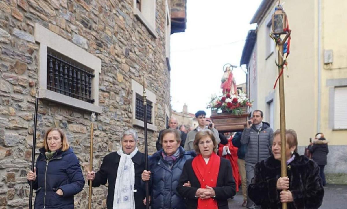 Los devotos participan en la procesión y la misa, ofrecida por el sacerdote Teo Nieto, en Alcorcillo; de colorado el cura y colorada la patrona. | |  CHANY SEBASTIÁN