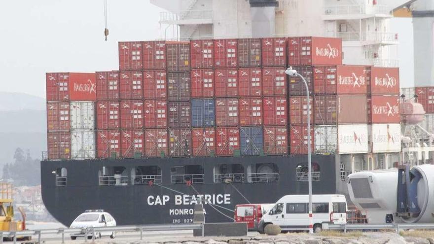 El barco &quot;Cap Beatrice&quot; atracado en el Puerto de Marín. // Santos Álvarez