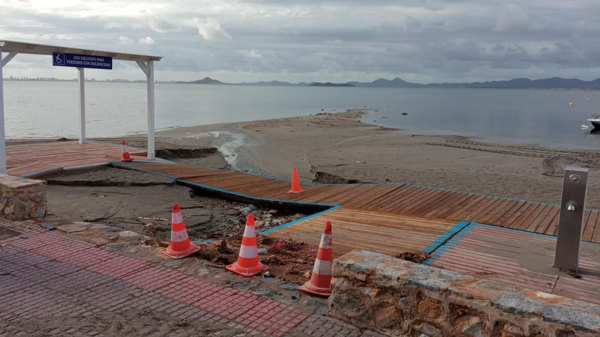 Daños en una playa de Los Narejos, en Los Alcázares.