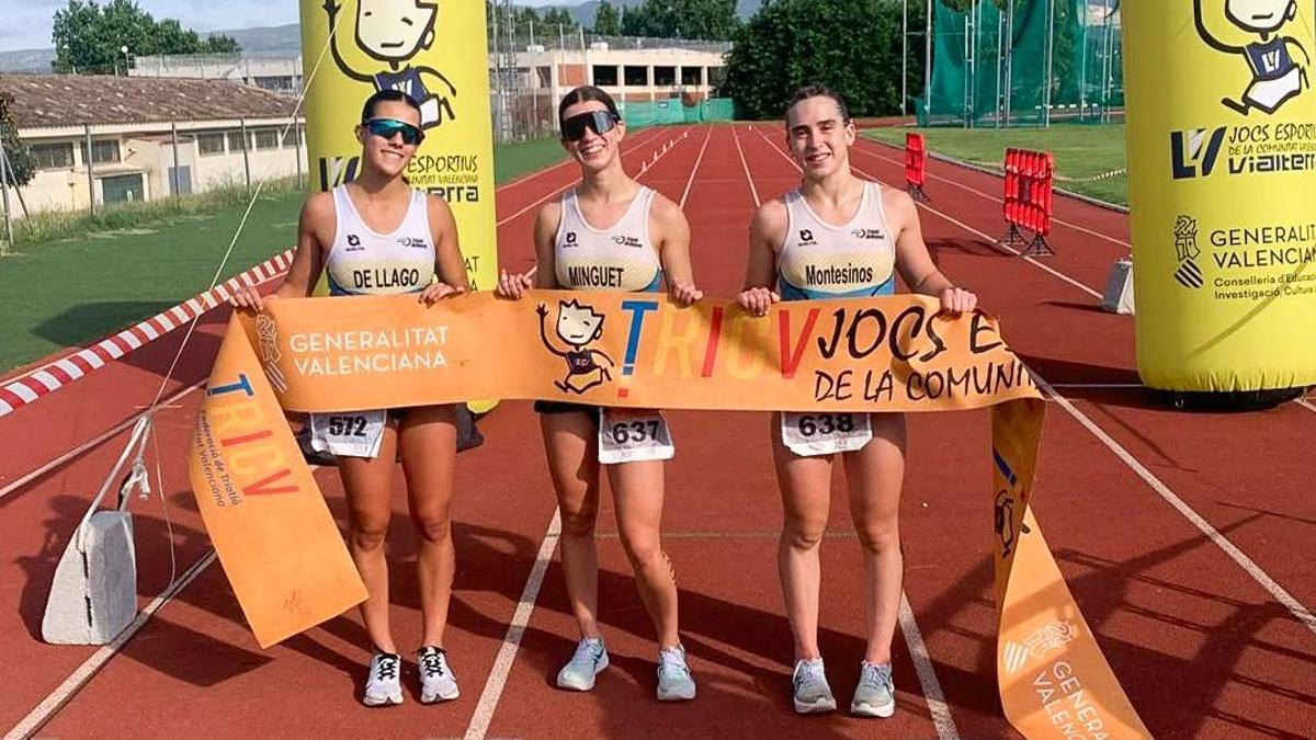 Las tres deportistas del Triatló Ontinyent que coparon el podio de la categoría juvenil femenina.