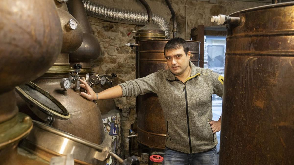 Isaac Castelló, a la destil·leria | EDU MARTÍ