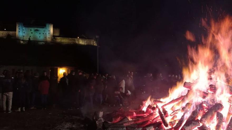 Hoguera de Las Candelas en el barrio de San Francisco. | A. Saavedra