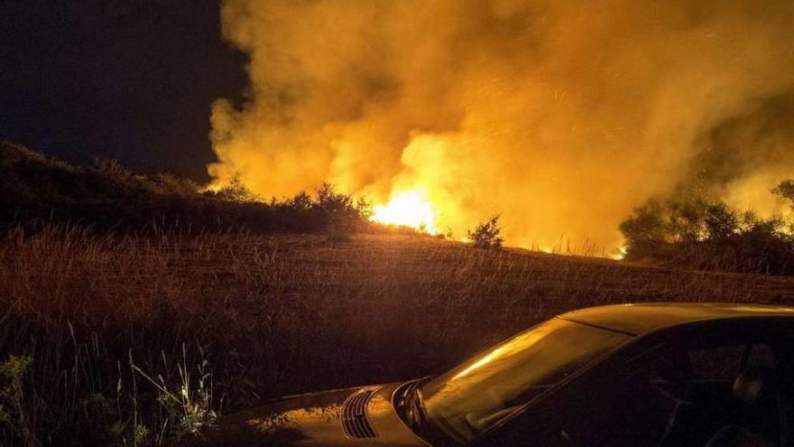 Un incendio en la parroquia lucense de San Pedro de Mera.