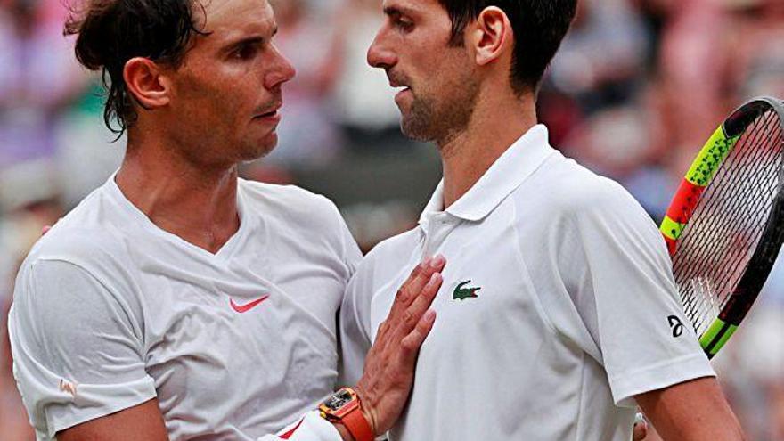 Nadal felicita a Djokovic tras caer en Wimbledon.