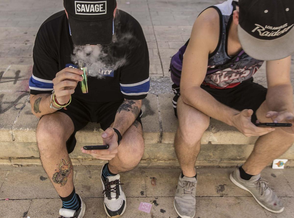 Los jóvenes cada vez vapean más, una moda que, según los expertos, es peligrosa porque estos dispositivos también contienen sustancias cancerígenas. Vapeo cigarrillo electronico
