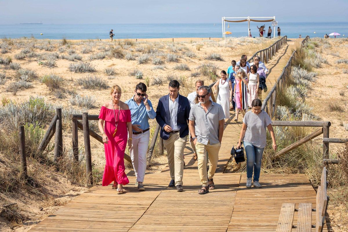 La alcaladesa de Huelva (izda.) y diversas autoridades en la Playa del Espigón tras la presentación de los servicios para el verano.