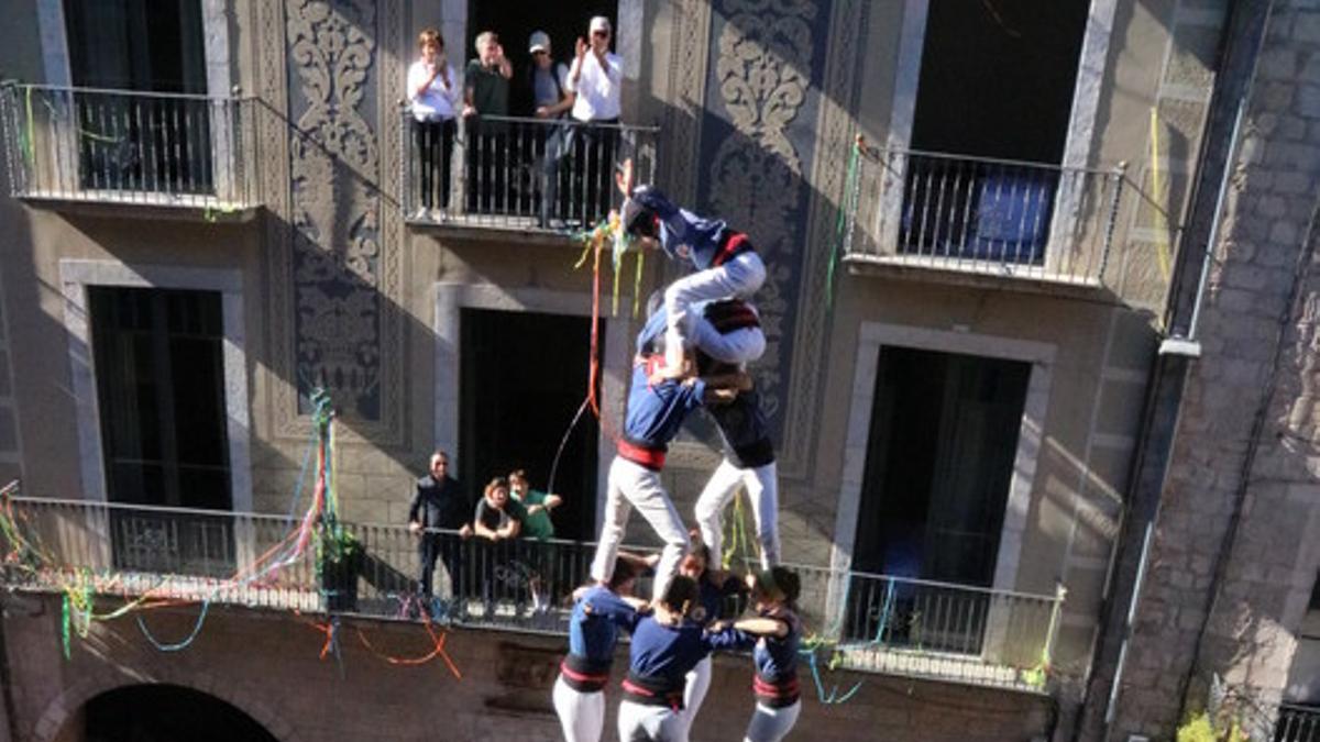 El 'quatre de nou amb folre' de los Capgrossos de Mataró, en la Diada de Sant Narcís en Girona, este domingo.