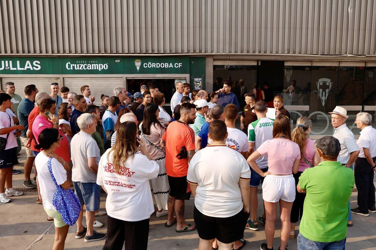 Múltiples aficionados del Córdoba CF esperan su turno en la fase de cambio de asiento.