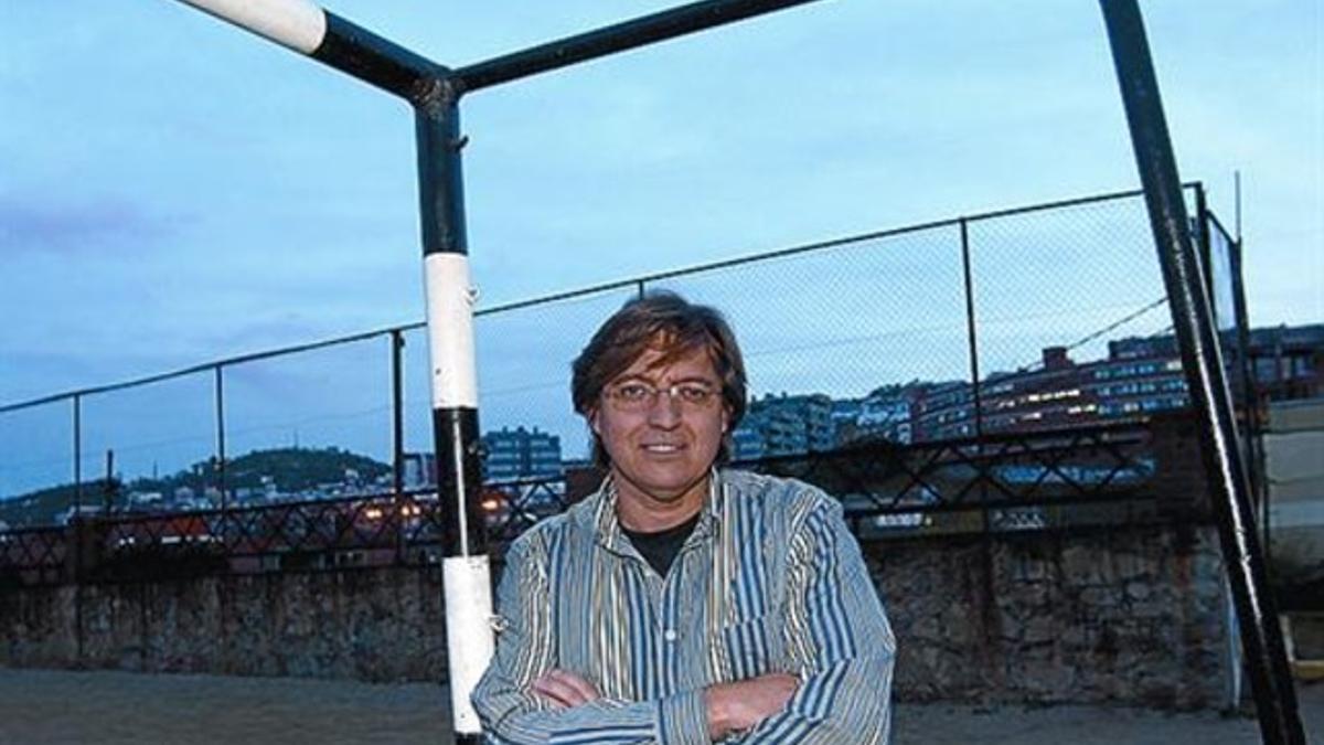 El director 8 Raúl Lerones posa en un patio del Martí-Codolar.