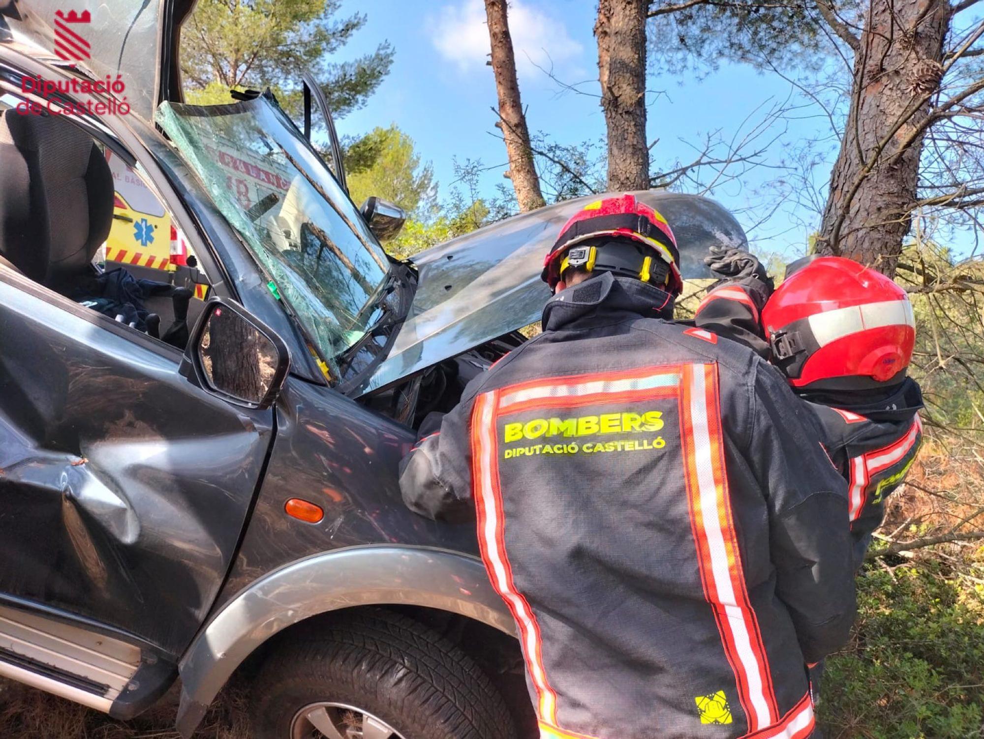 Así ha sido la intervención de los efectivos en el accidente de tráfico de Costur en imágenes