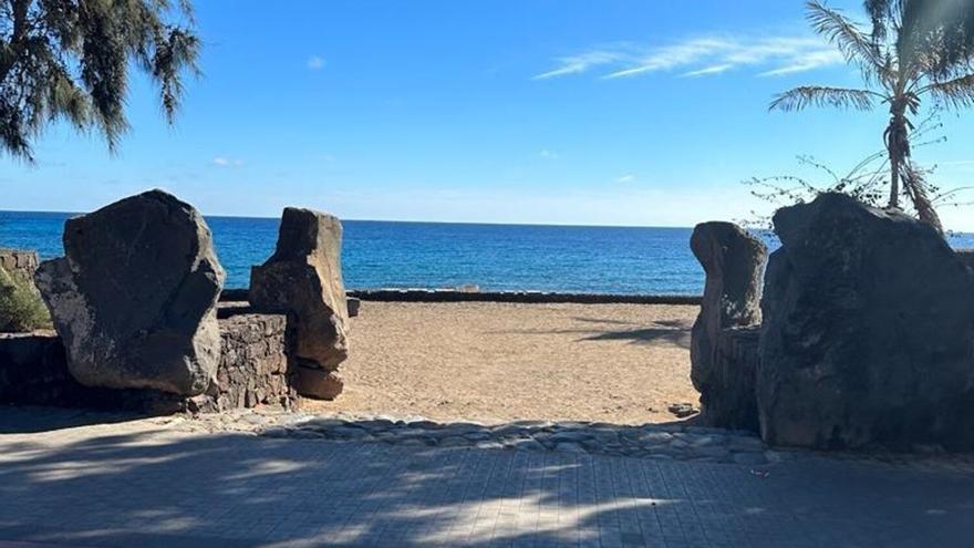 Reabiertas al baño las playas del Ancla y Bastián en Costa Teguise tras la contaminación