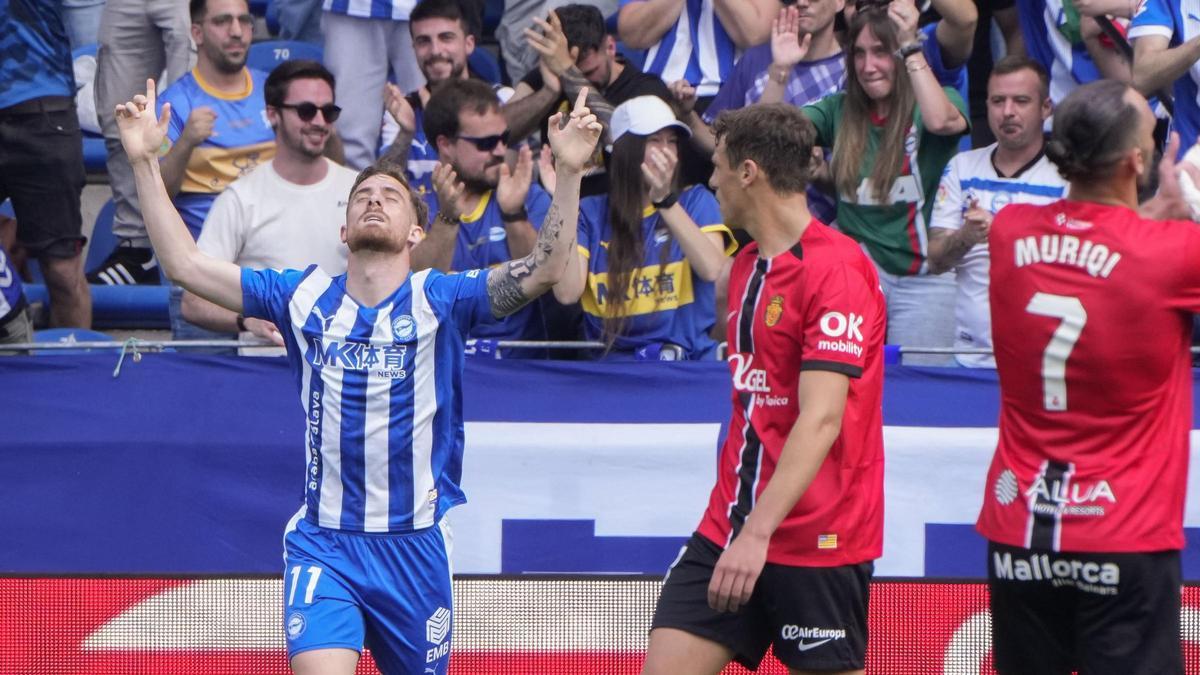 Toni Martínez celebra uno de sus dos goles en el Alavés - Mallorca.