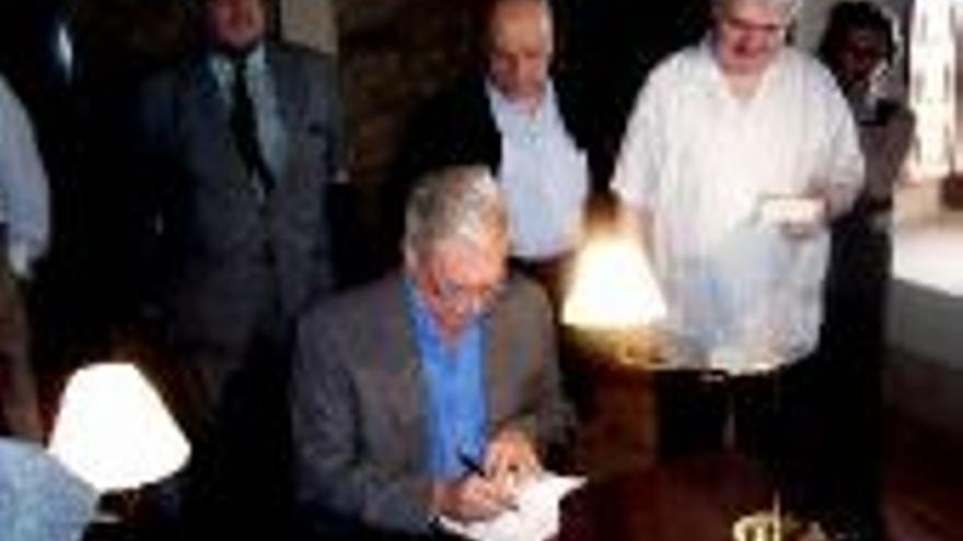 Vargas Llosa rastrea sus raíces en Trujillo