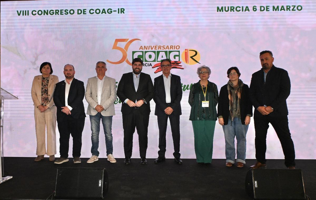 López Miras, con parte de la directiva de COAG durante el acto en el que también se ha celebrado los 50 años de la Coordinadora.