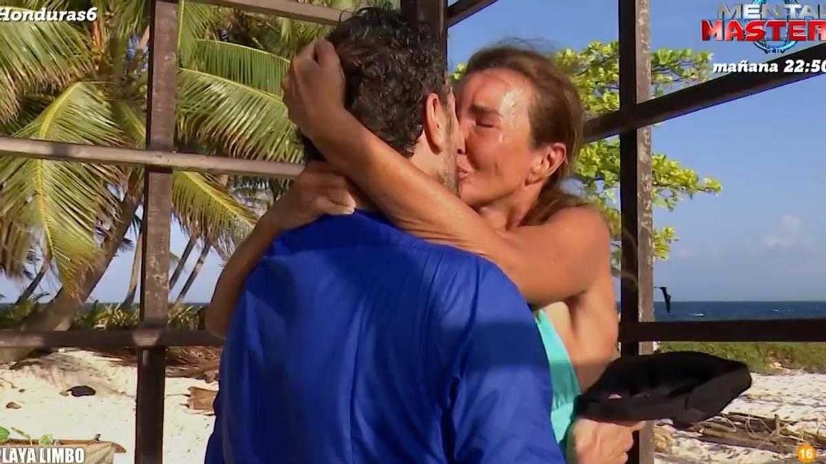 El emotivo beso entre Finito de Córdoba y Arantxa del Sol en 'Supervivientes'.