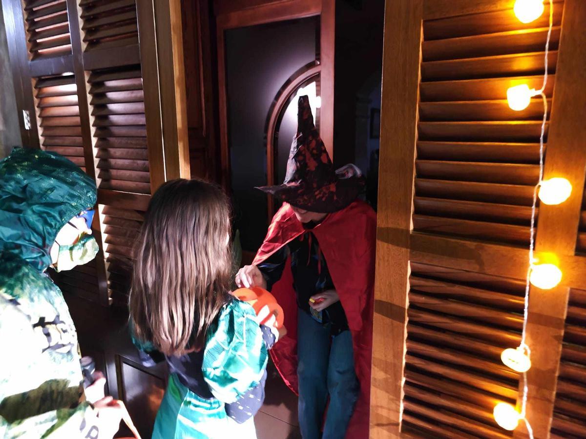 Recogiendo caramelos en la Nit de les Ànimes de Sant Joan.