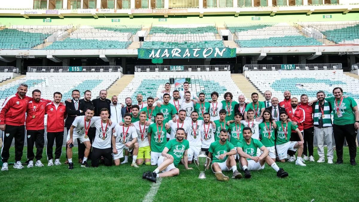 La plantilla del Bursaspor celebra su título de liga en cuarta división