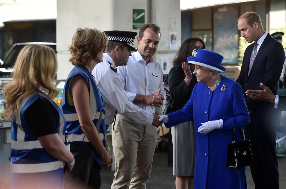 La Reina visita a las víctimas del incendio