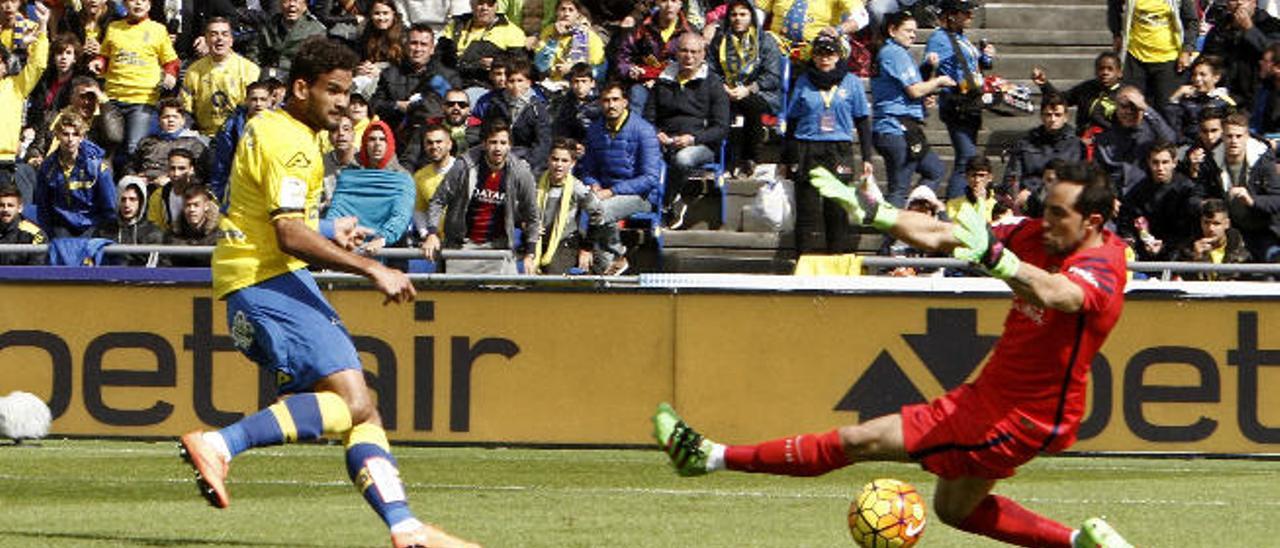 Willian José fusila al meta chileno del Barça Bravo, en el 1-1.