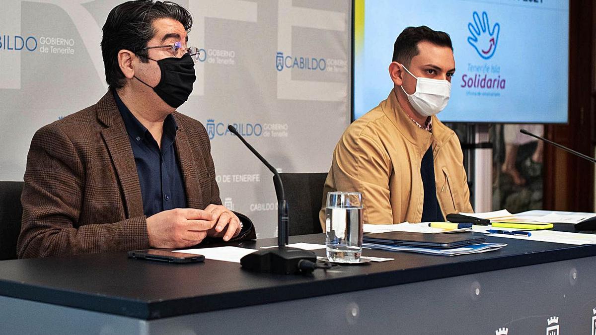 Pedro Martín (i.), presidente del Cabildo, y el consejero Nauzet Gugliotta, durante la rueda de prensa.