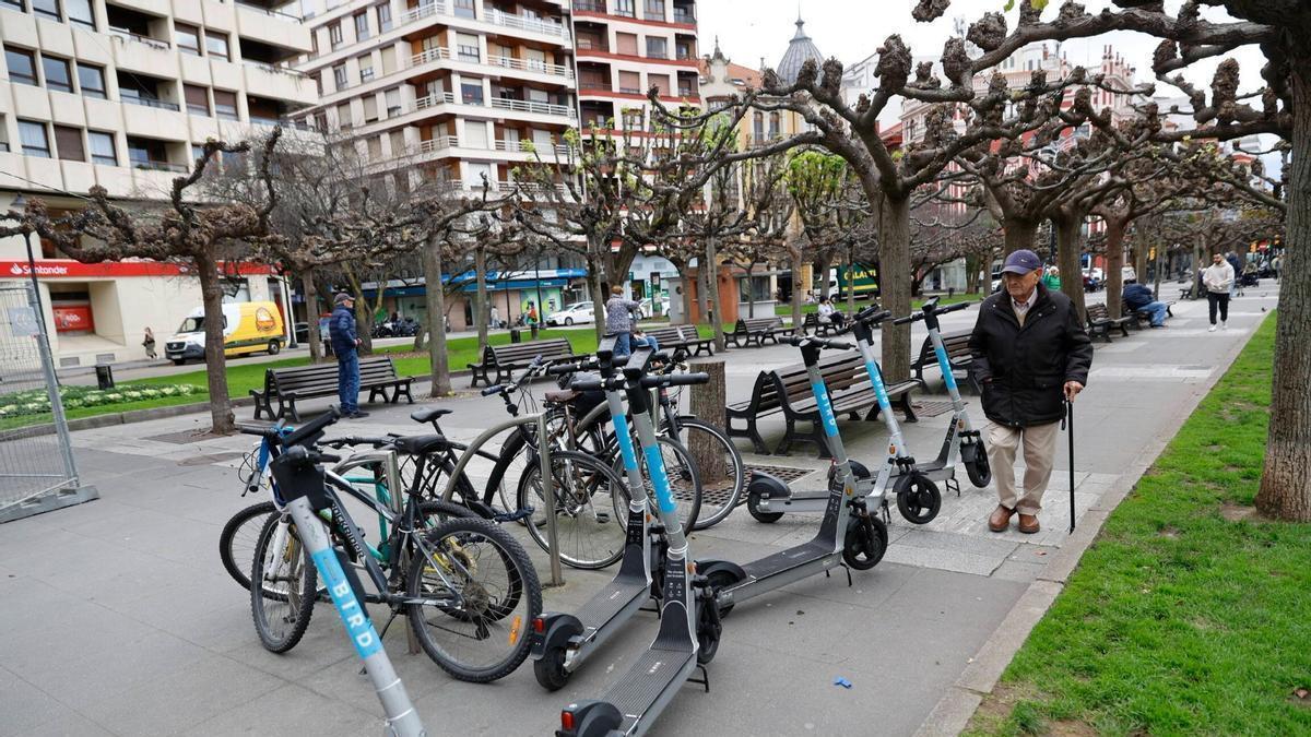 La prohibición de los patinetes en el centro de Gijón: una decisión pionera que revoluciona la calle y provoca bronca política