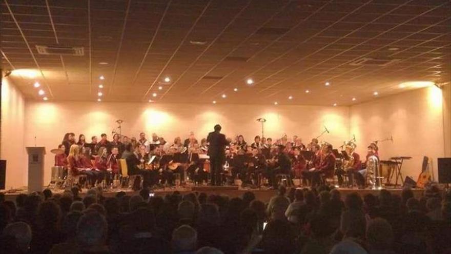 Un centenar de músicos locales deleitan con un gran concierto navideño