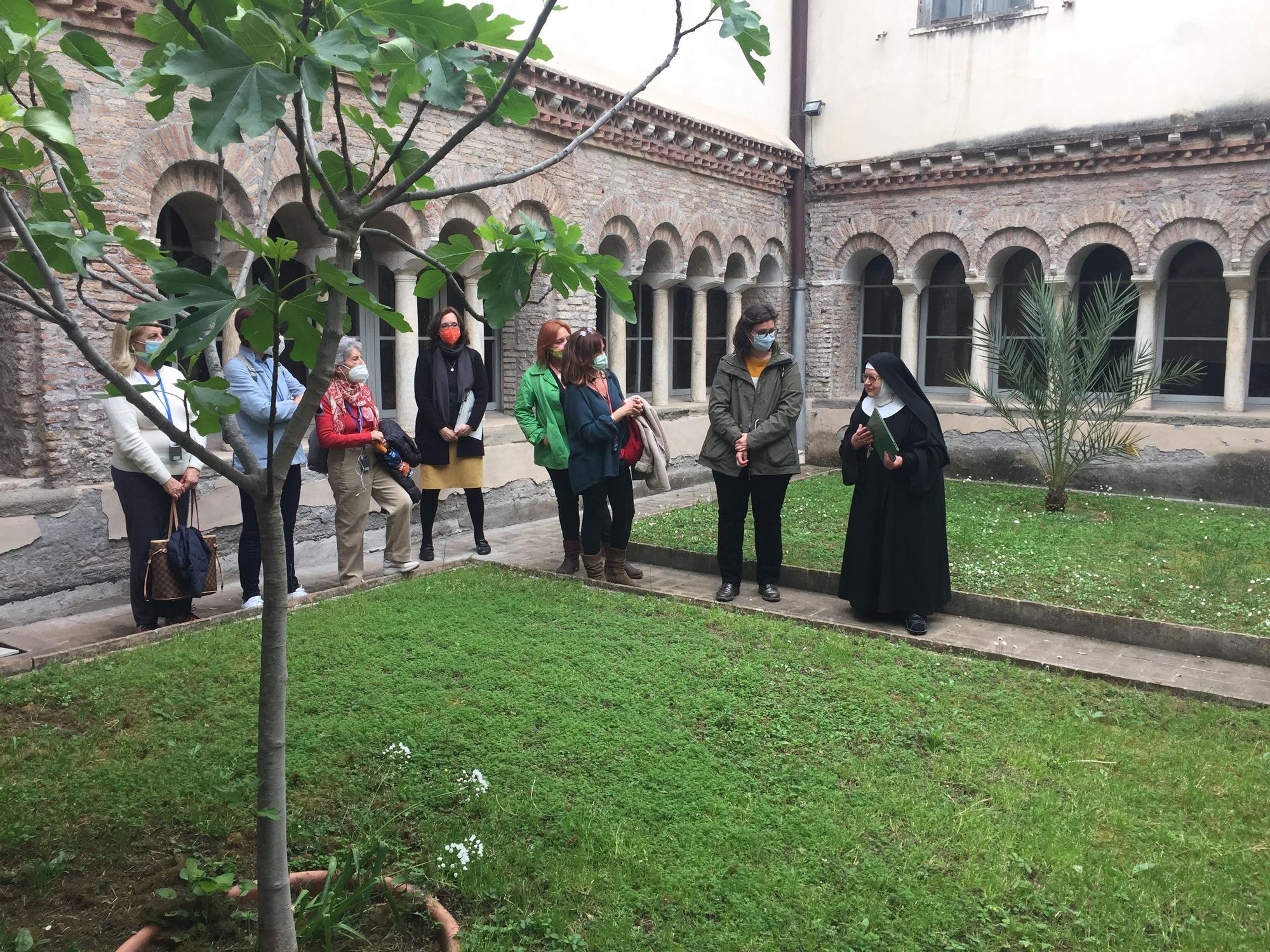 La abadesa recibe al grupo en Santa Cecilia.