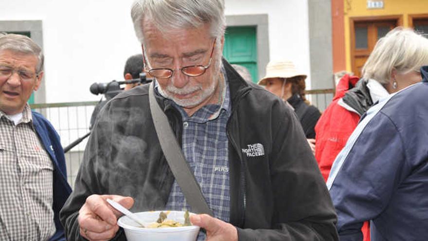 Tenteniguada ofrece a los turistas potaje de jaramagos para el frío