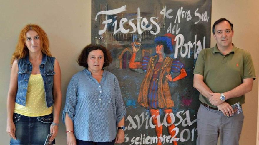 Ana López, Ana María González y Alejandro Vega, ayer, junto al cartel de las fiestas del Portal de Villaviciosa.