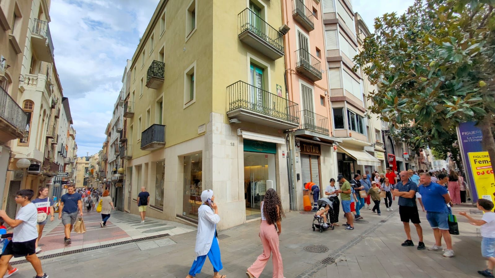 Gran afluència de visitants a la ciutat de Figueres