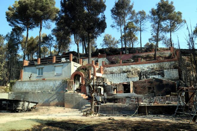 Vecinos de Les Garrigues vuelven a casa después del incendio de Anoia: Es un milagro, la casa se ha salvado