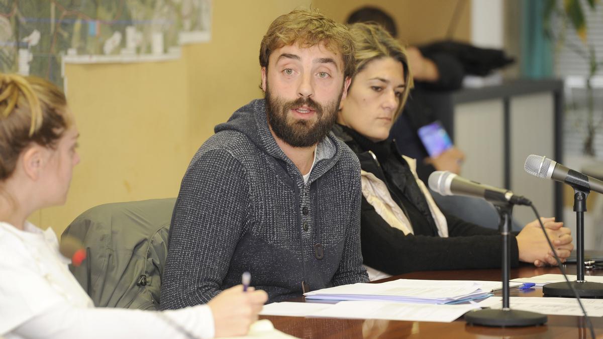 Álex Fiúza, portavoz del BNG, se dirige al alcalde, en un momento del pleno.