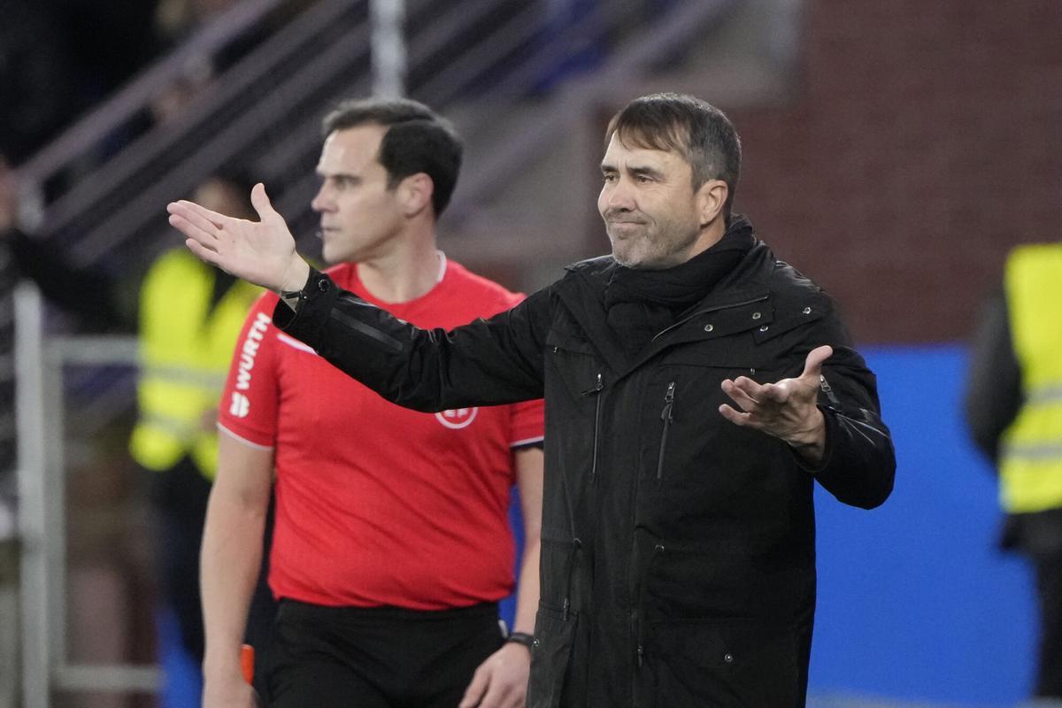 El entrenador del Alavés, Eduardo Coudet, durante el encuentro correspondiente a la jornada 25 de LaLiga EA Sports que disputan Alavés y Girona en el estadio de Mendizorroza, este lunes en Vitoria. EFE/ Adrián Ruiz Hierro. (Alavés) (Girona) El entrenador del Alavés, Eduardo Coudet, durante el encuentro correspondiente a la jornada 25 de LaLiga EA Sports que disputan Alavés y Girona en el estadio de Mendizorroza, este lunes en Vitoria. EFE/ Adrián Ruiz Hierro. (Alavés) (Girona)