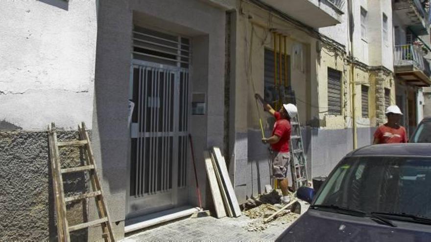 Obreros trabajando en las primeras tareas de rehabilitación del bloque número 6