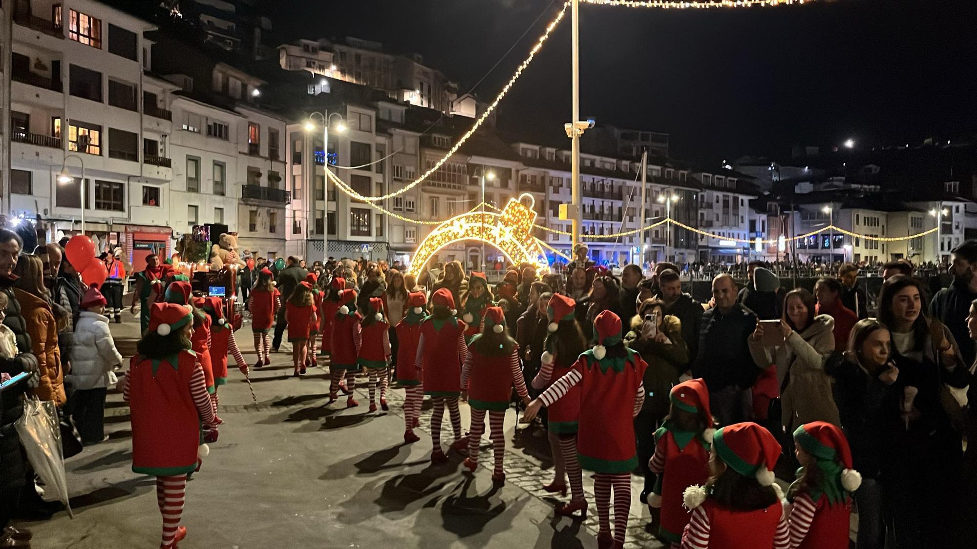 En imágenes: El espectacular desfile de Papá Noel por las calles de Luarca