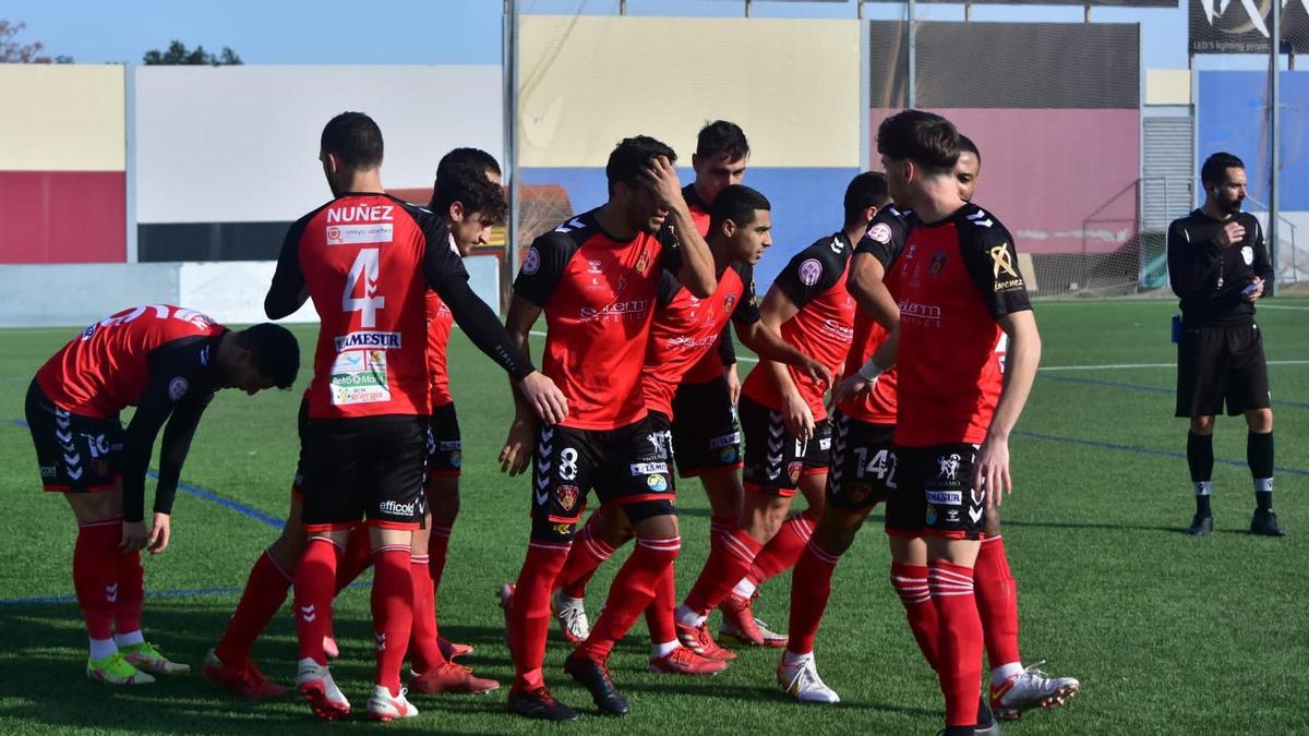 Jugadores del Salerm Puente Genil celebran un gol en el estadio Manuel Polinario.