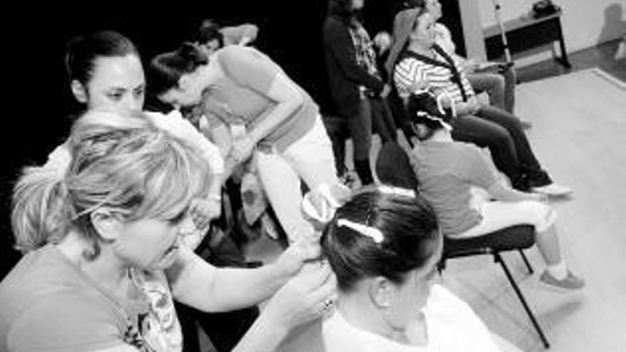 A la izquierda, las alumnas aprenden a poner pañuelos practicando con las compañeras. En las otras dos imágenes, Fifi viste a Begoña de Dios, que ejerce de modelo.