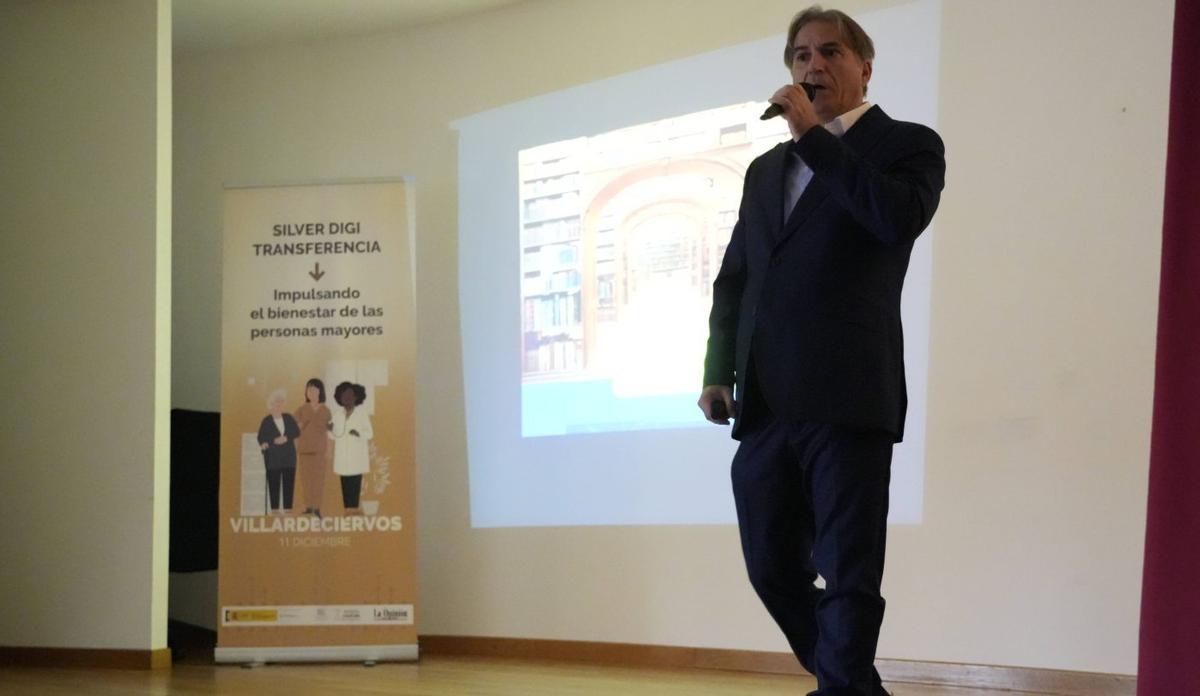 José Luis Santos, cardiólogo, durante su intervención en Villardeciervos.